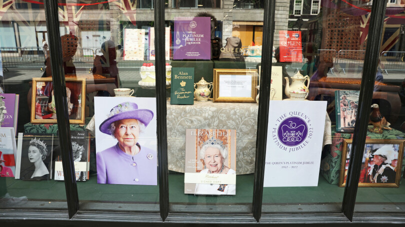Des livres portant sur la reine Élisabeth II sont exposés dans une vitrine à l'occasion de son Jubilé de platine, le 01 juin 2022 à Londres en Angleterre.